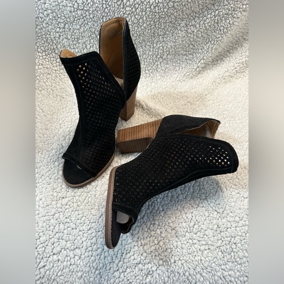 Lucky Brand Larise Black Perforated Suede Booties 9.5M - Picture 2 of 6